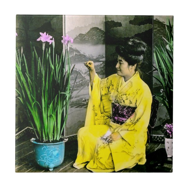 Carreau Geisha dans le kimono jaune arrangeant des fleurs (Devant)