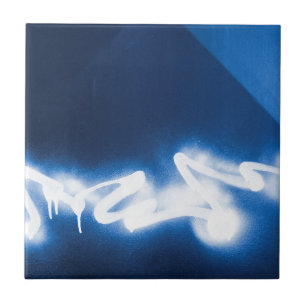 Carreau Graffiti pulvérisé sur métal bleu