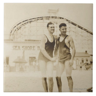 Carreau Hommes se tenant sur la plage