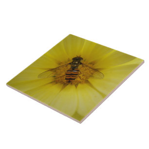 Carreau Hoverfly sur une tuile de Marigold