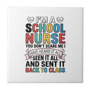 Carreau Infirmière scolaire a tout entendu T-shirt drôle p