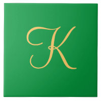 K initial de couleur or sur arrière - plan vert so