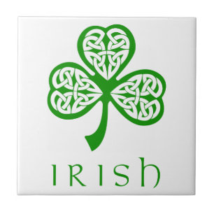 Carreau Le noeud celte Shamrock sur le texte irlandais
