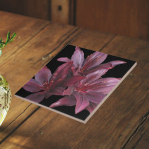 Carreau Lis asiatiques rouge foncé sur fond floral noir