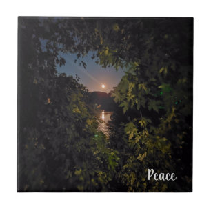 Carreau Lune rose brillante sur une eau calme