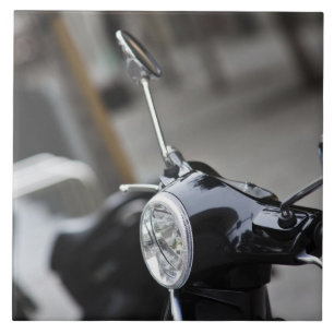 Carreau Madrid, scooter Vespa noir
