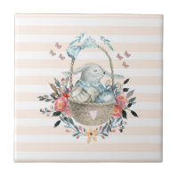 Mignonne lapin dans un panier avec des oeufs et de