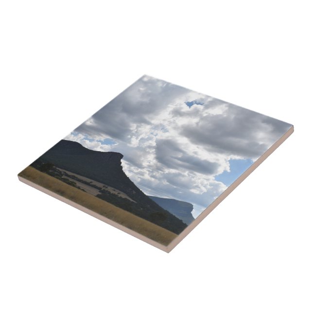 Carreau Monte l'esturgeon et abrupt sous des nuages dramat (Côté)
