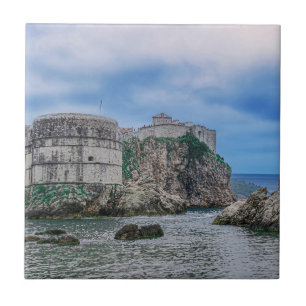 Carreau Murs de forteresse, côte rocheuse et mer en Croati