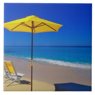 Carreau Parapluie de plage jaune et chaises impeccables