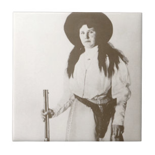 Carreau Portrait photo d'une cowgirl tenant un fusil, c191