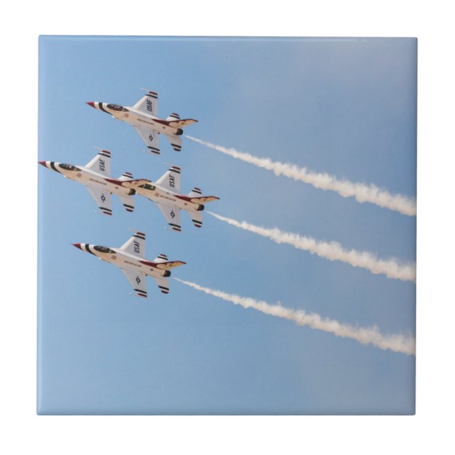 Carreau Quatre Thunderbirds F-16 volent dans la formation (Devant)