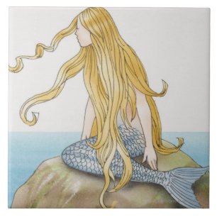 Carreau Sirène blonde se reposant sur la roche de mer, vu