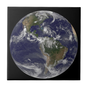 Carreau Terre Pleine Avec L'Ouragan Irène Au-Dessus Des Ba