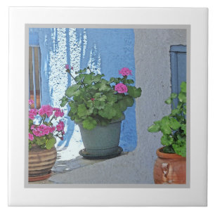 CARREAU TROIS GERANIUMS ROSE POTTÉS/MUR BLEU