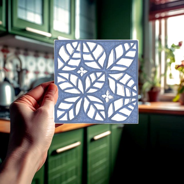 Carreau Tuile arrière de cuisine, Bleu et blanc en céramiq (Blue and white ovate leaf ceramic tile held in a hand  in front of a green kitchen.)