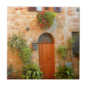 Carreau Un chat cherche l'entrée chez lui à Pienza, Italie