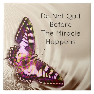 Carreau Un papillon rose sur un fond de satin crème