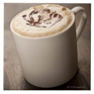 Carreau Une tasse de café de cappuccino a complété avec
