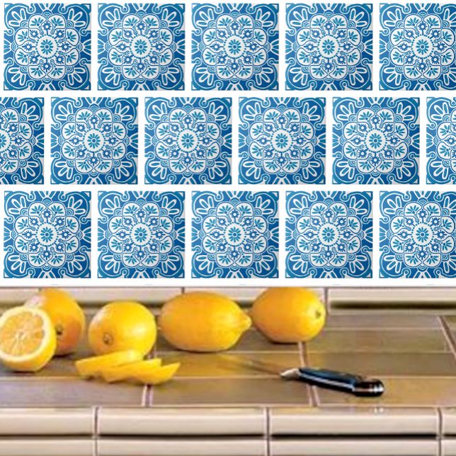 Carreaux de céramique géométrique bleue (Blue boho pattern tile pn a kitchen backsplash.)