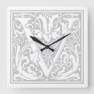 Carrée Horloge Carré William Morris Alphabet "V"