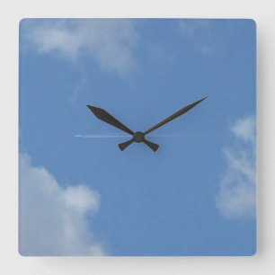 Carrée horloge ciel bleu avion trace