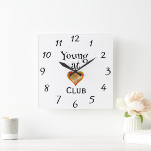 Carrée Horloge du Young at Heart Club