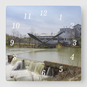 Carrée Jour Du Printemps À Ozark Mill Horloge Mur