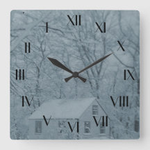 Maison de poupée dans la tempête de neige horloge 