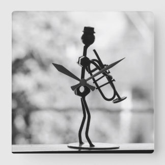 Carrée Métal art bâton homme avec trompette horloge mural