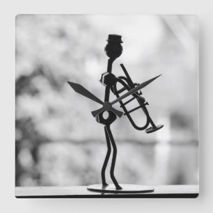 Carrée Métal art stick homme avec trompette horloge mura