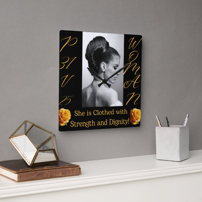 Carrée Proverbes 31 Femme Black & Yellow Carré Horloge (Bureau)