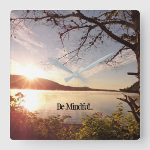 Carrée soyez horloge consciente de pièce de yoga