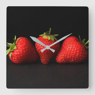 Carrée Trois Fraises Sur Une Horloge Mur Noire (H)