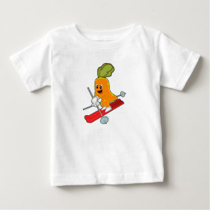 Carrot als Skifahrer mit Ski Baby T-shirt
