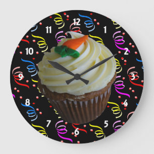 Carrot Cake Cupcake with Confetti Große Wanduhr
