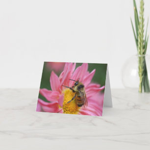 Carte Abeille sur une fleur de marguerite rose Note de p