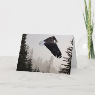 Carte Aigle à tête blanche qui s'envole à travers la fos