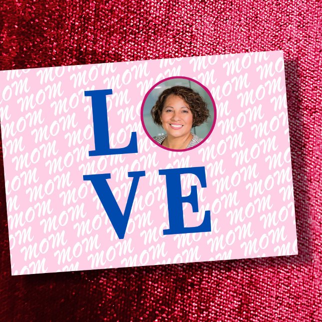 Carte Amour Maman Amour Mère moderne chic photo personna (The background text template can fit 2 or 3 upper case letters, maybe 1 or 2 more with lower cases.)