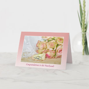 Carte Anneaux de mariage sur pétale de rose