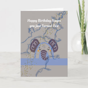 Carte Anniversaire pour deux ans. Vieux garçon avec élép