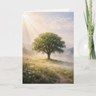 Carte Arbre vert solitaire d'anniversaire dans la brume