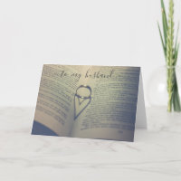 Bague de mariage sur un livre ouvert anniversaire 