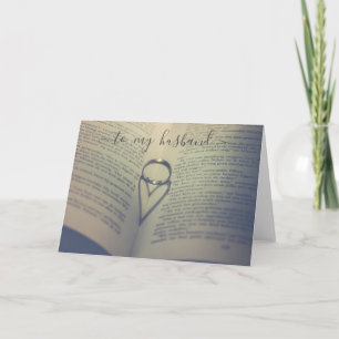 Carte Bague de mariage sur un livre ouvert anniversaire
