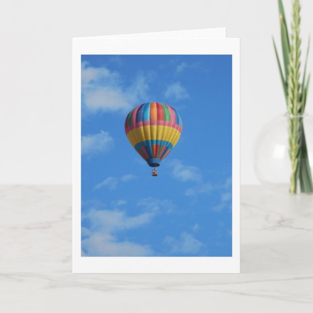Carte Ballon à air chaud arc-en-ciel volant dans le ciel (Devant)