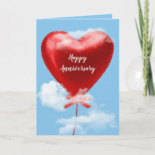 Carte ballon de coeur rouge anniversaire dans les nuages