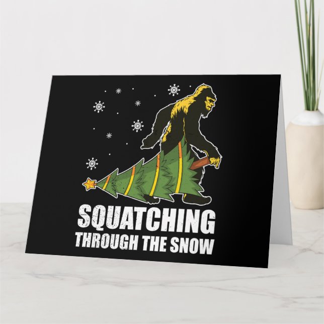 Carte Bigfoot de Noël se faufilant dans la neige (Devant)