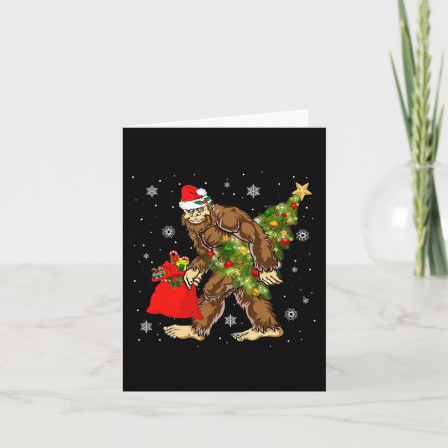 Carte Bigfoot portant Noël Arbre Sasquatch Croyant (Devant)