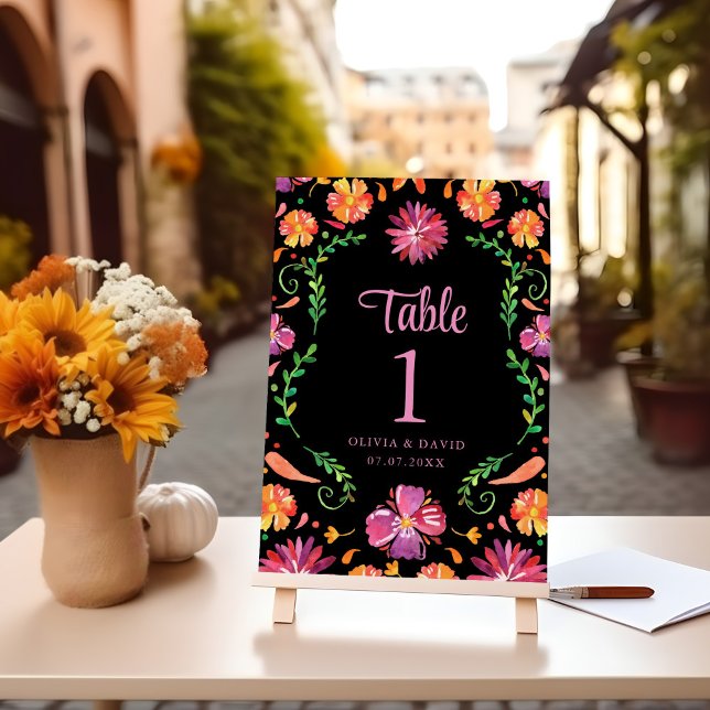 Carte Black Mexican Floral Fiesta Mariage Numéro de tabl (Black Mexican Floral Fiesta Wedding Table Number on a table with flowers.)