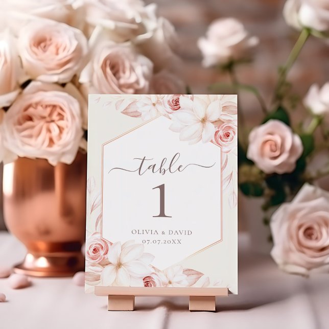 Carte Boho Beige et rose vif Floral Numéro de tableau (Boho Beige and Blush Pink Floral Table Number on a table with pale pink roses.)